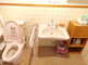 バリアフリーのトイレと洗面設備