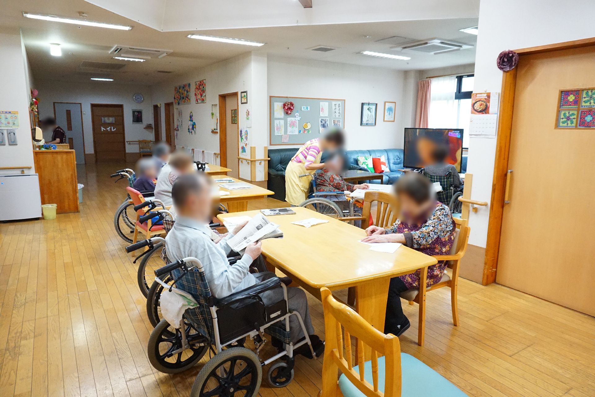 長テーブルと椅子が多く設置してある共有スペース
