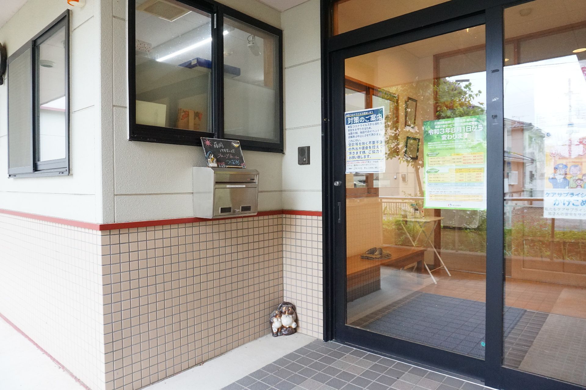 車椅子を使う入居者を配慮して段差をなくしている玄関
