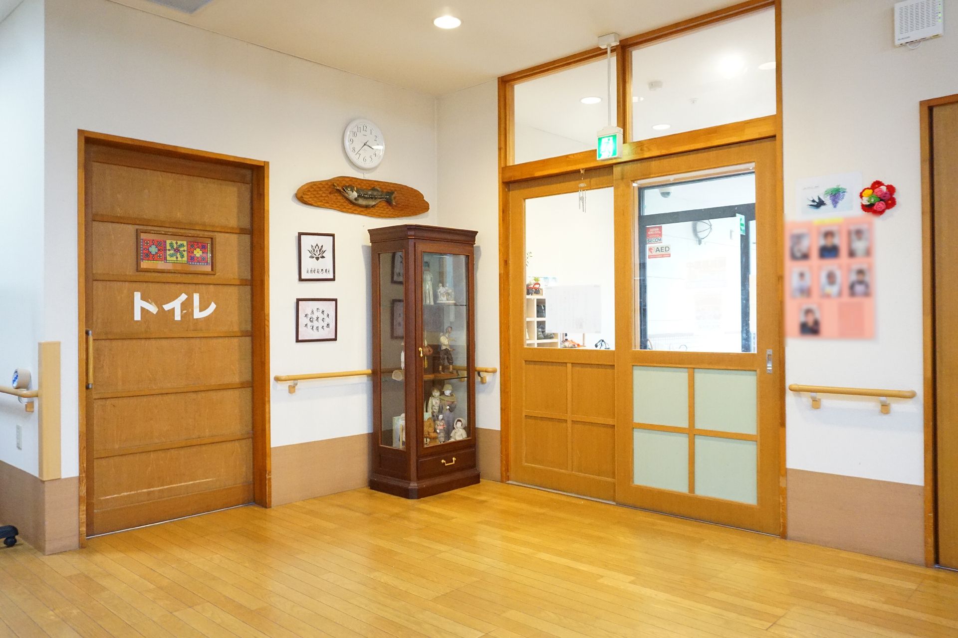 バリアフリー化され、段差がなく手すりが設置されている廊下