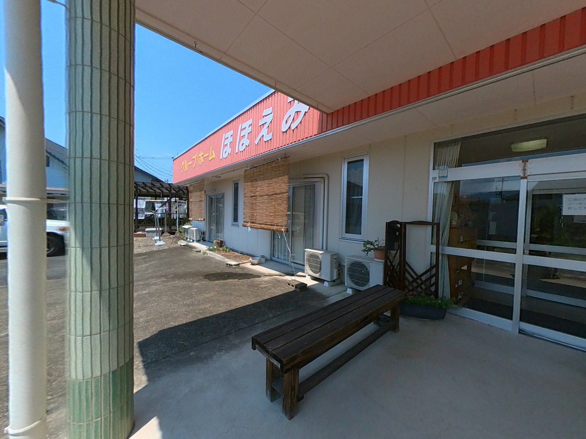 ベンチのある入り口