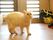 施設内で飼育しているネコである。玄関前に立っており、白い毛がふさふさしている。奥に玄関扉が見えている。