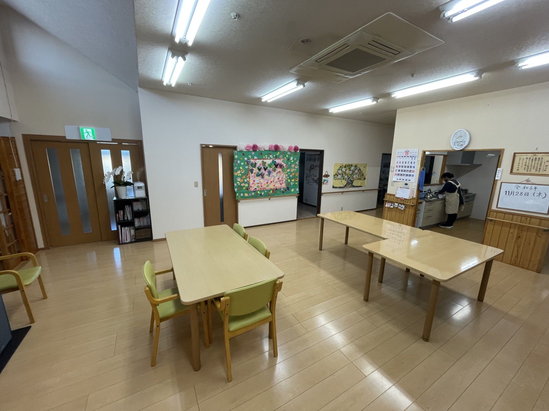 広いテーブルのある部屋
