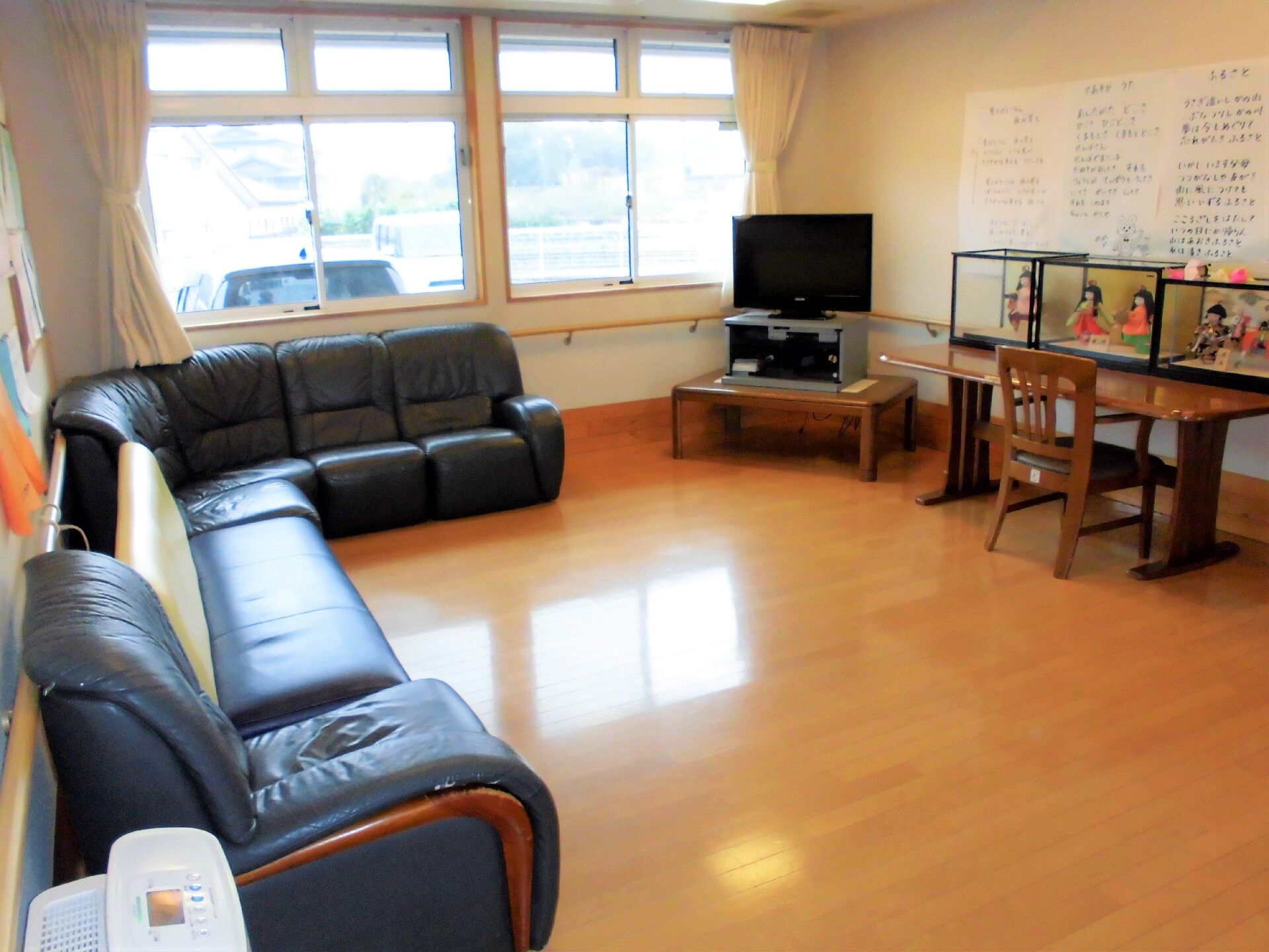 平屋建ての建物は三角の屋根が付き、ベージュ系の外壁がぬくもりを感じられるデザイン。