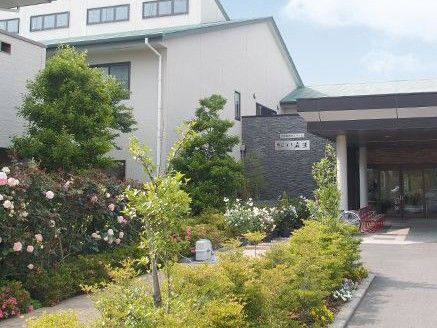 緑豊かな建物の外観