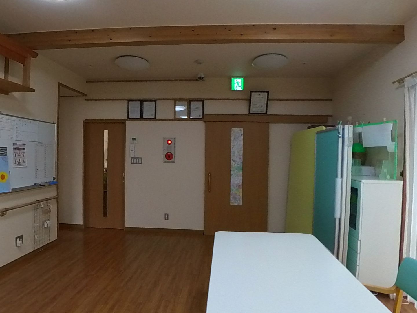 木の温もり溢れる共有スペース