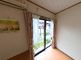 明るい窓辺のある部屋