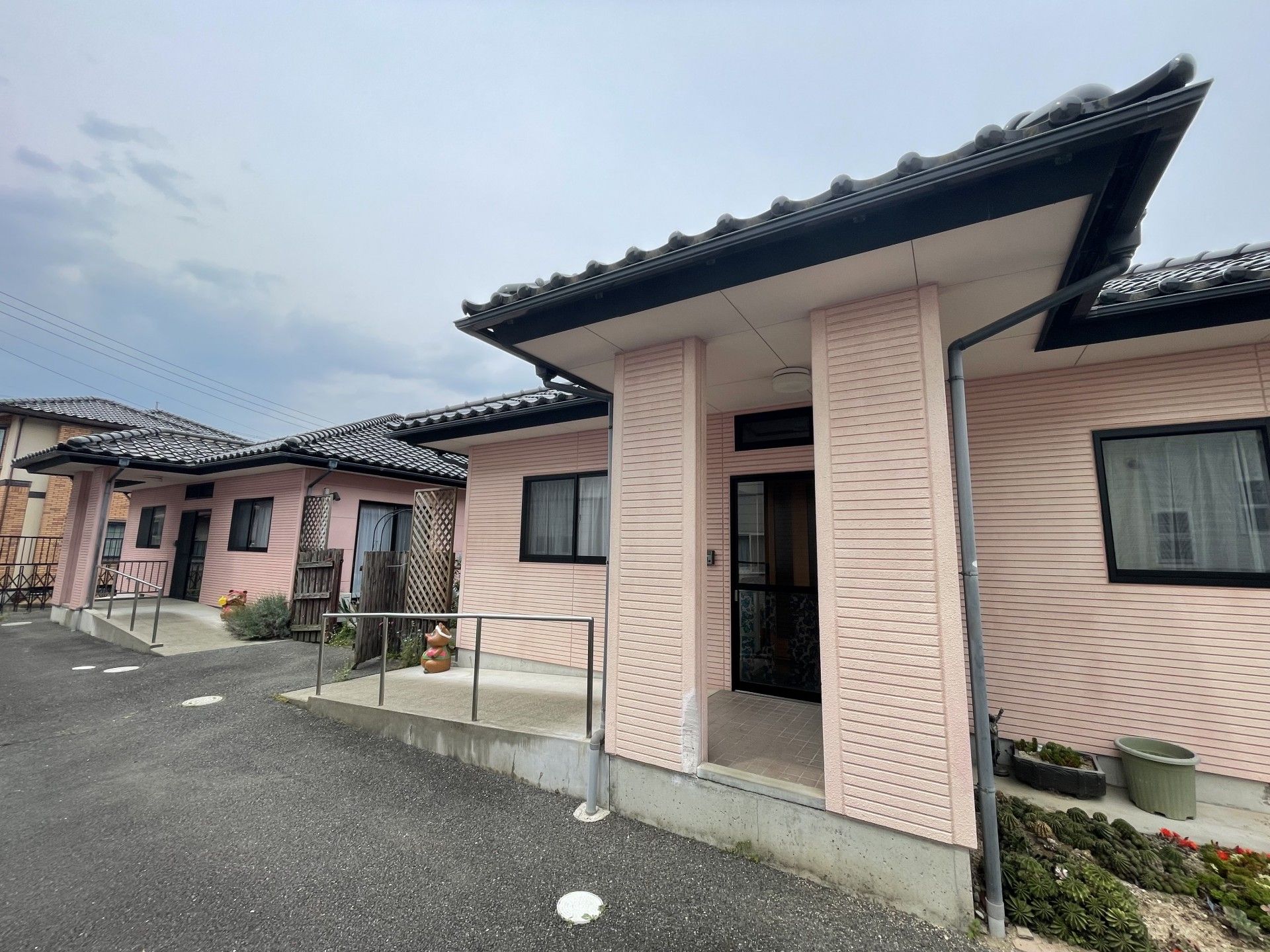 ピンク色の建物の外観