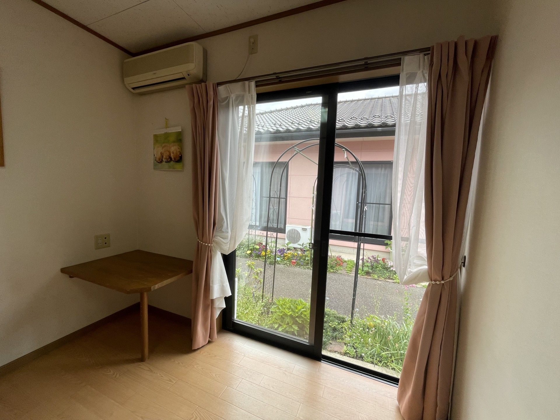 窓際の小さな机