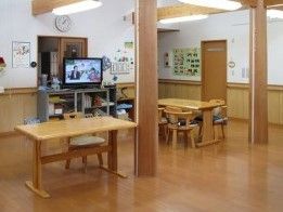 テレビやダイニングテーブルが置かれた共有スペースはきれいに片付き、余計なものがない。