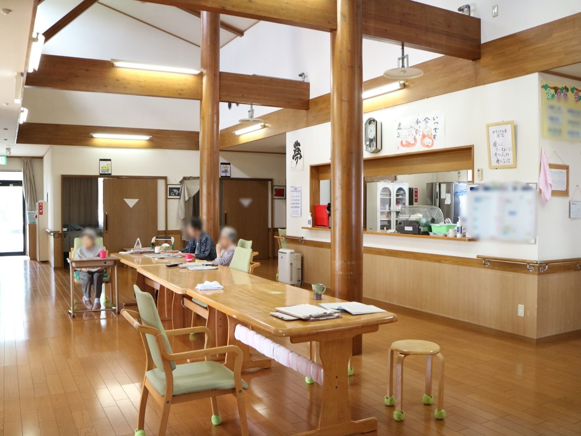 対面式キッチンの付いた天井が高く開放的なリビング