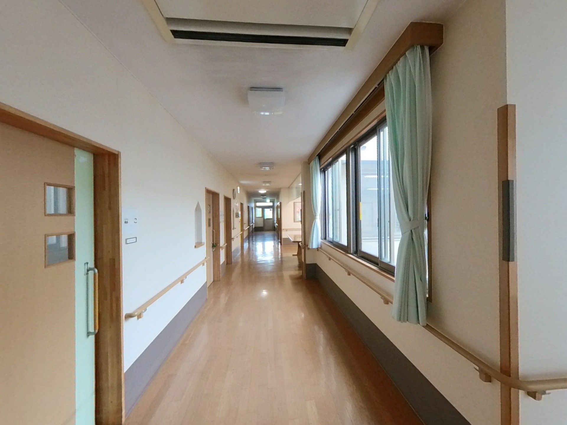 明るく広々とした廊下