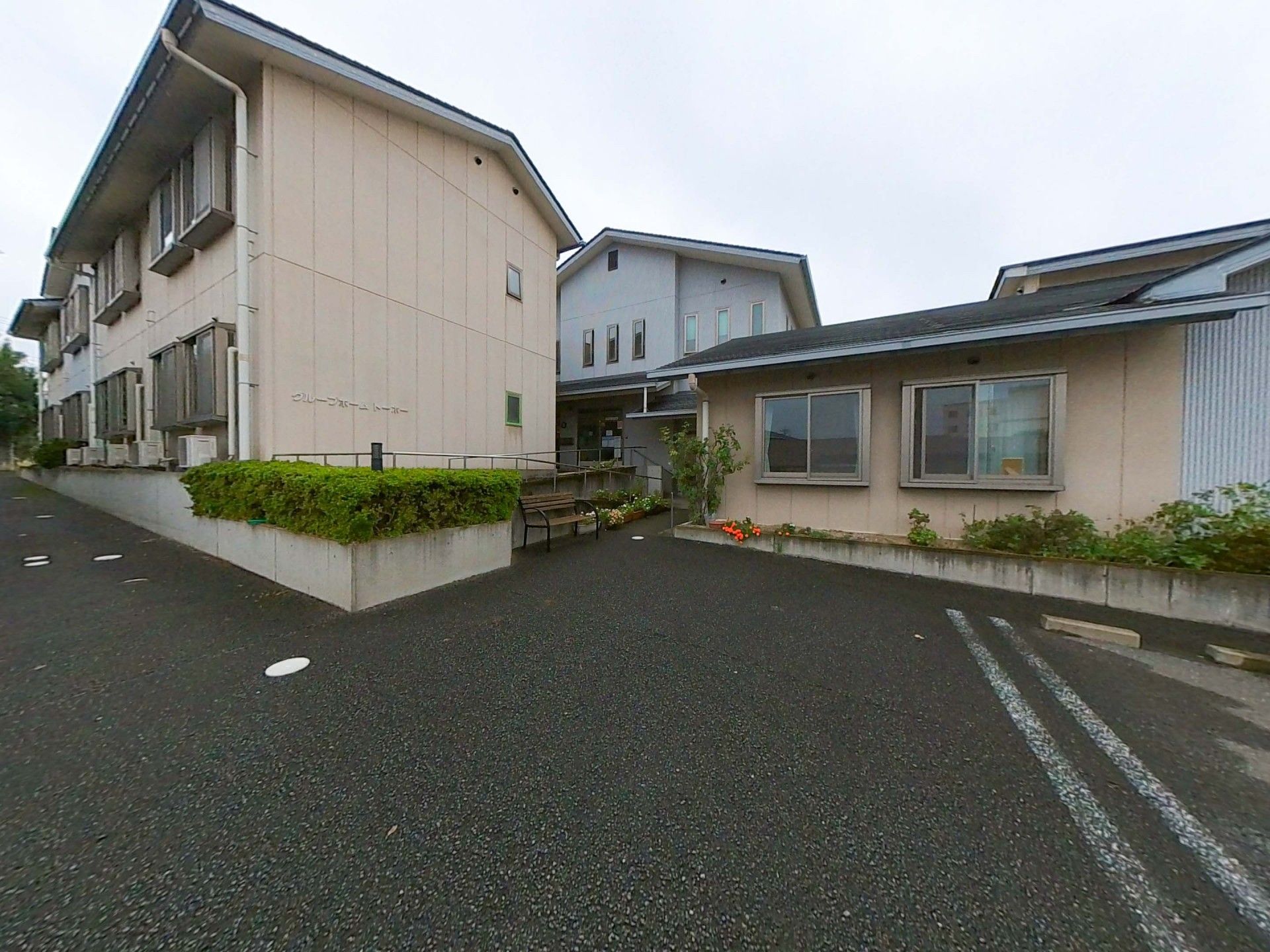 ゆったりとした敷地の建物