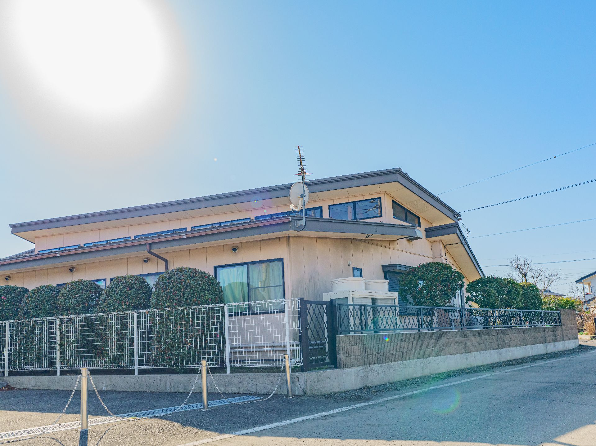 駐車場から撮影した介護施設の外観