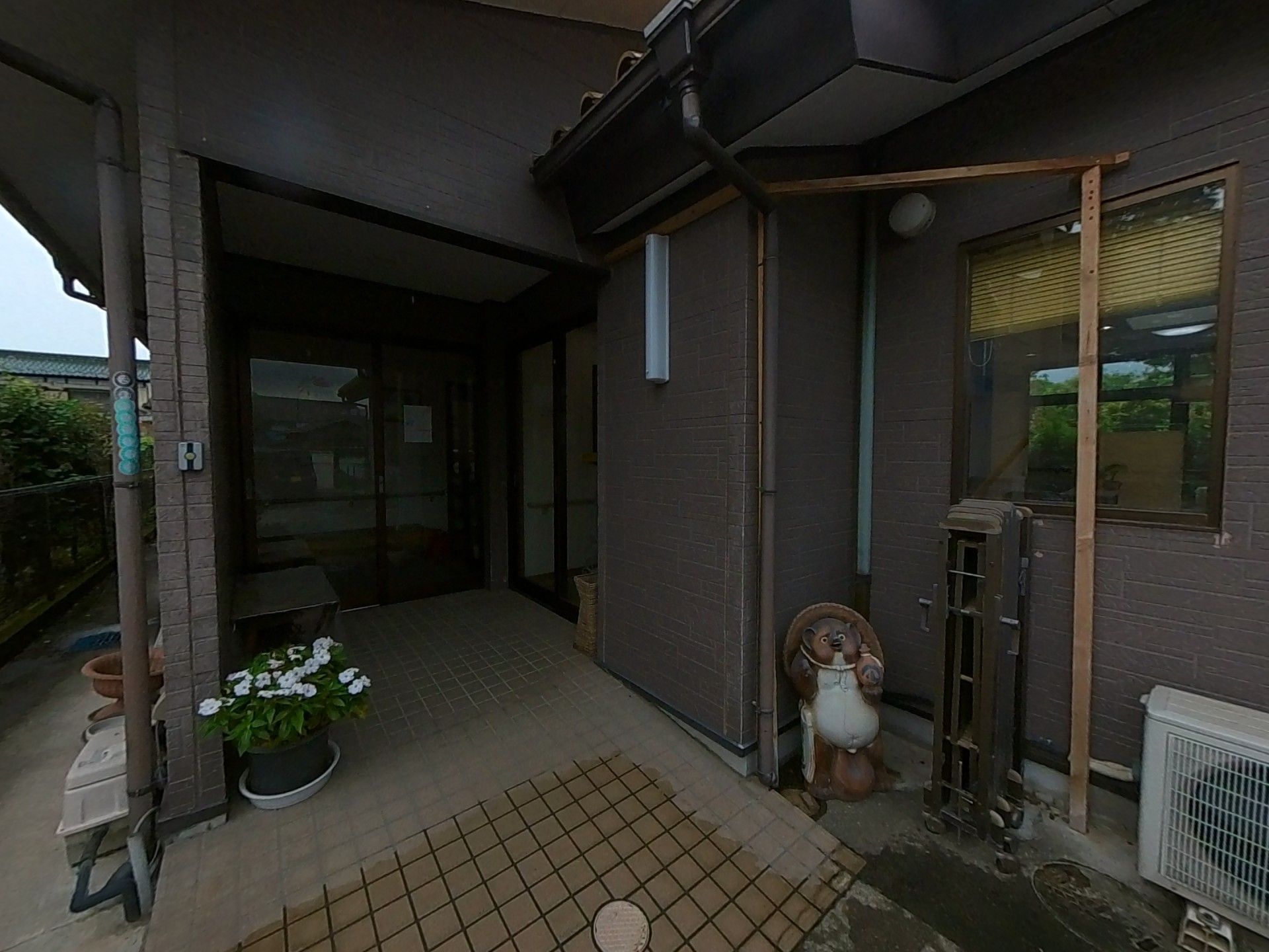 置物のある玄関