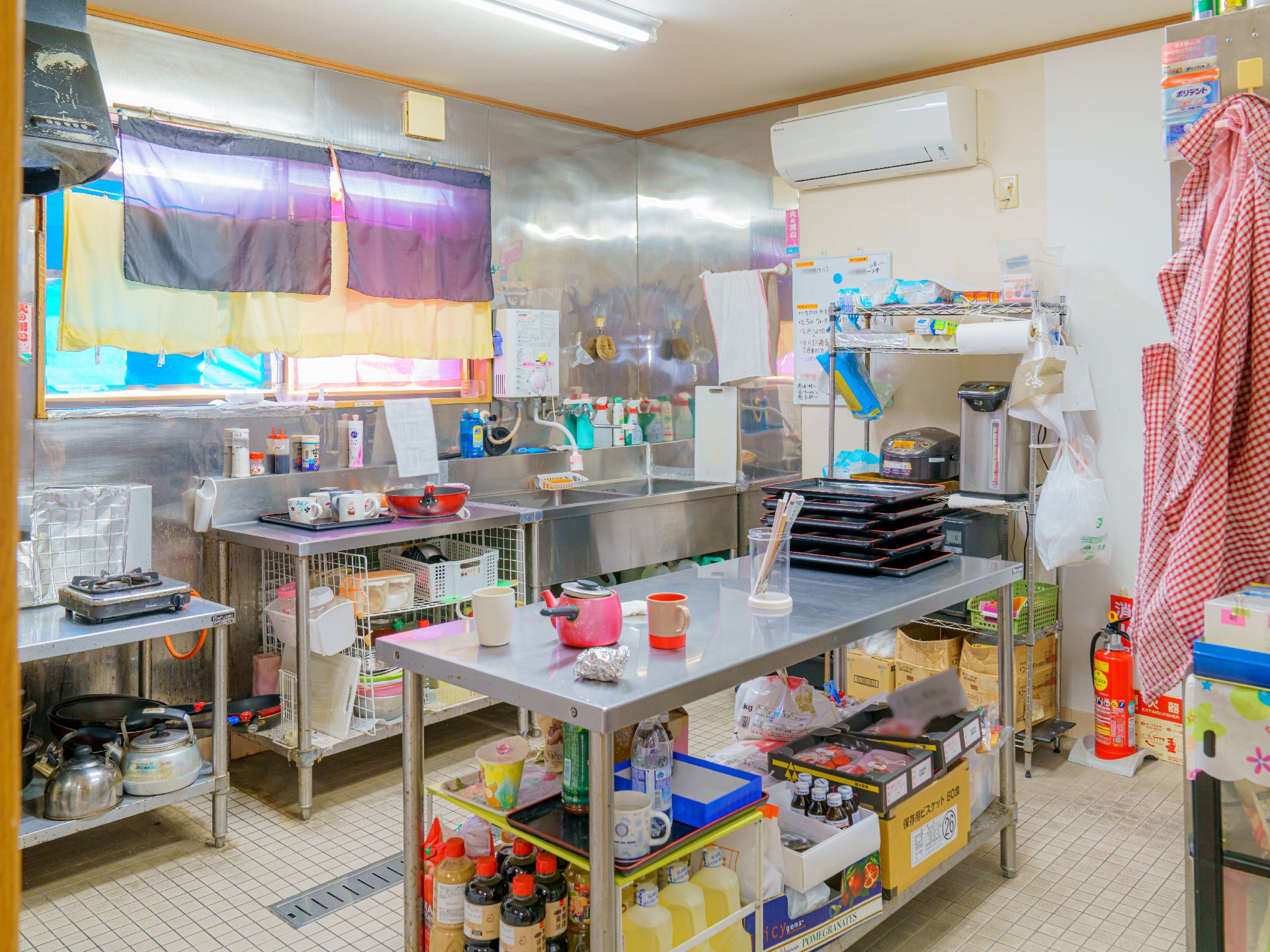 鏡を見ながら笑顔で話している高齢者とそこに寄り添介護スタッフの様子。明るい室内の写真
