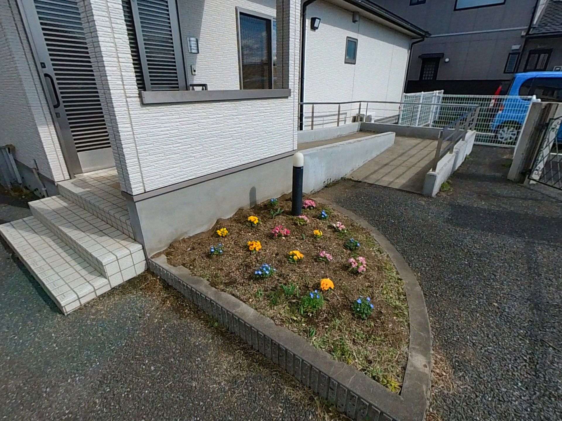 花壇とスロープの入口