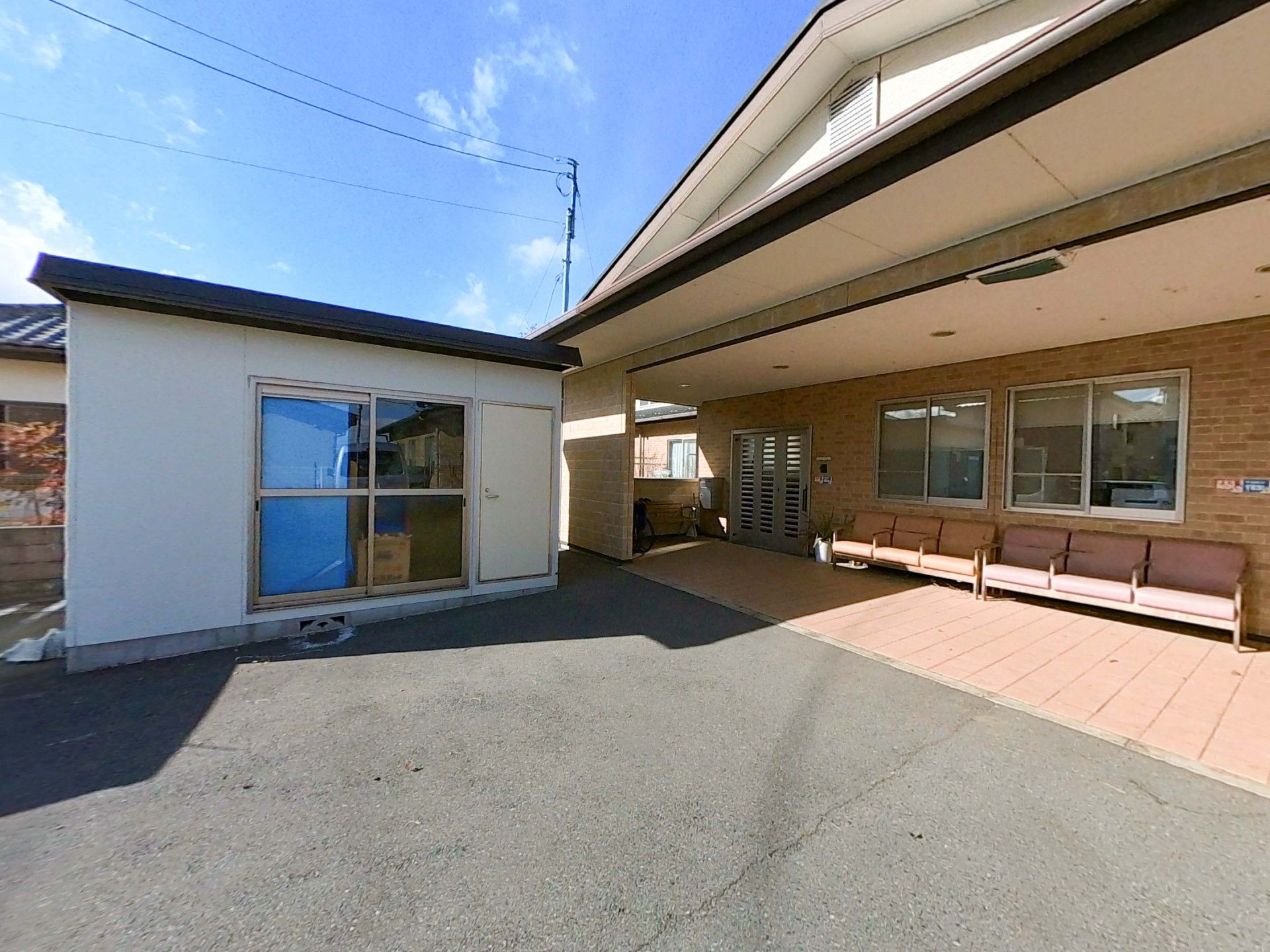 日差しが差し込む玄関前