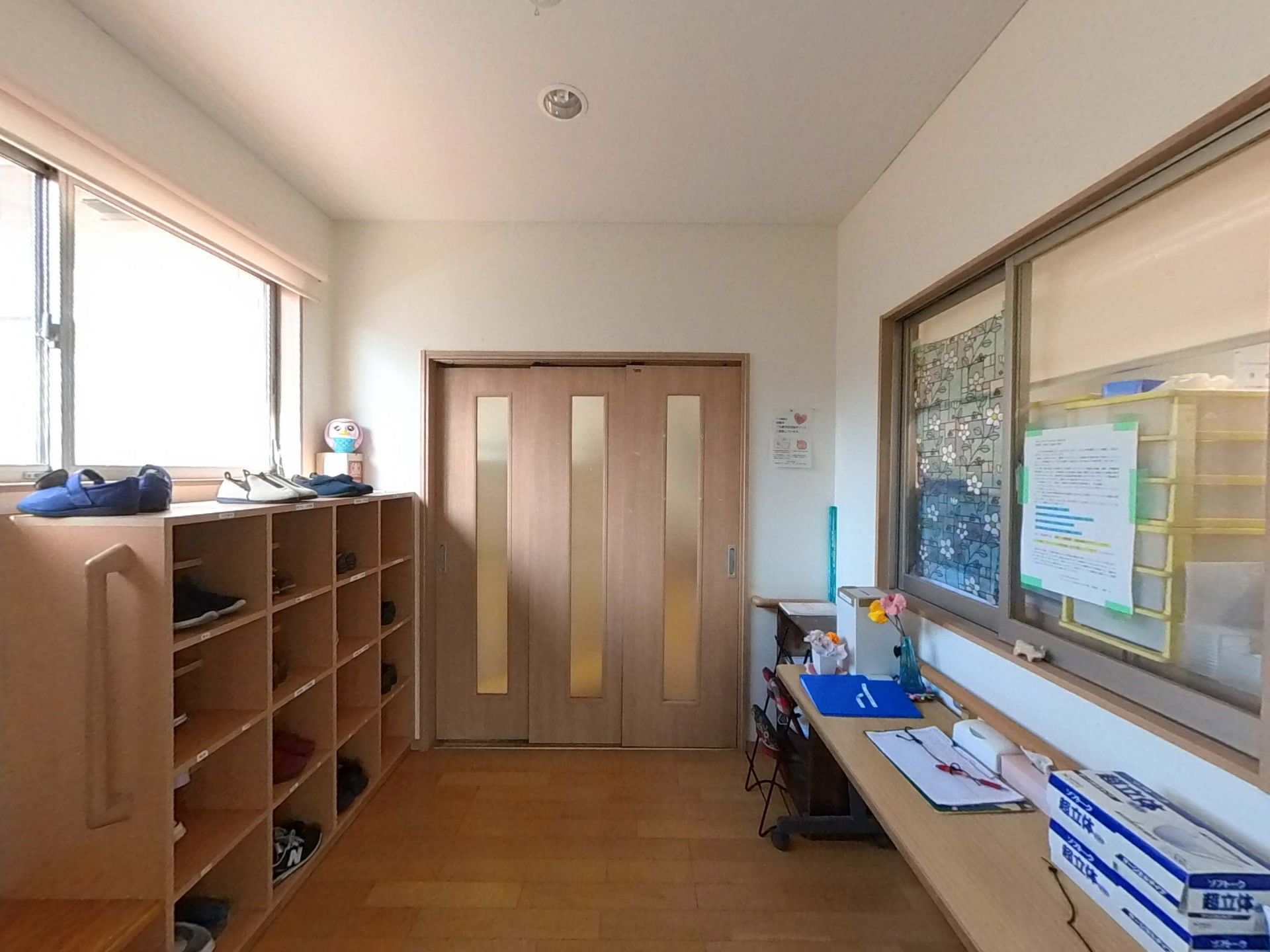 靴箱と出入口のある廊下