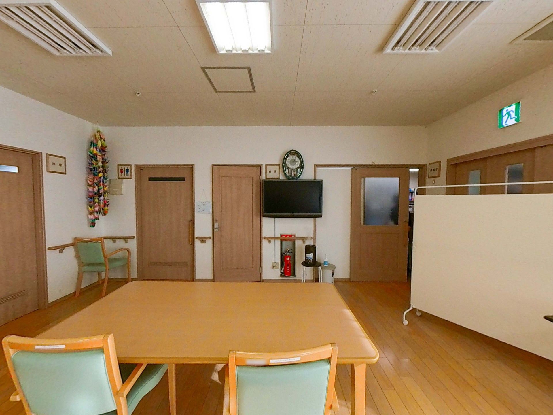 広いテーブルのある部屋