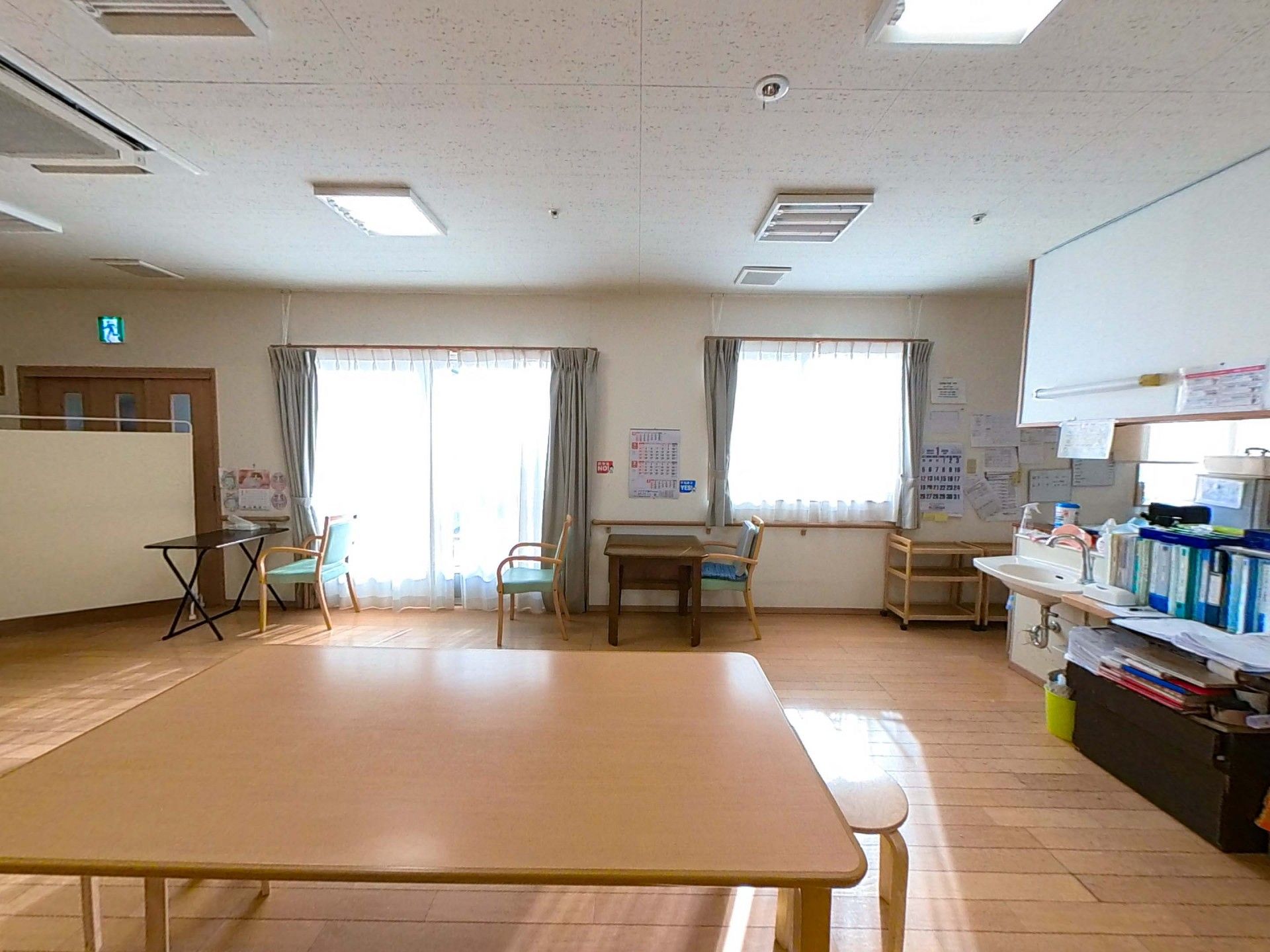明るい室内のテーブル