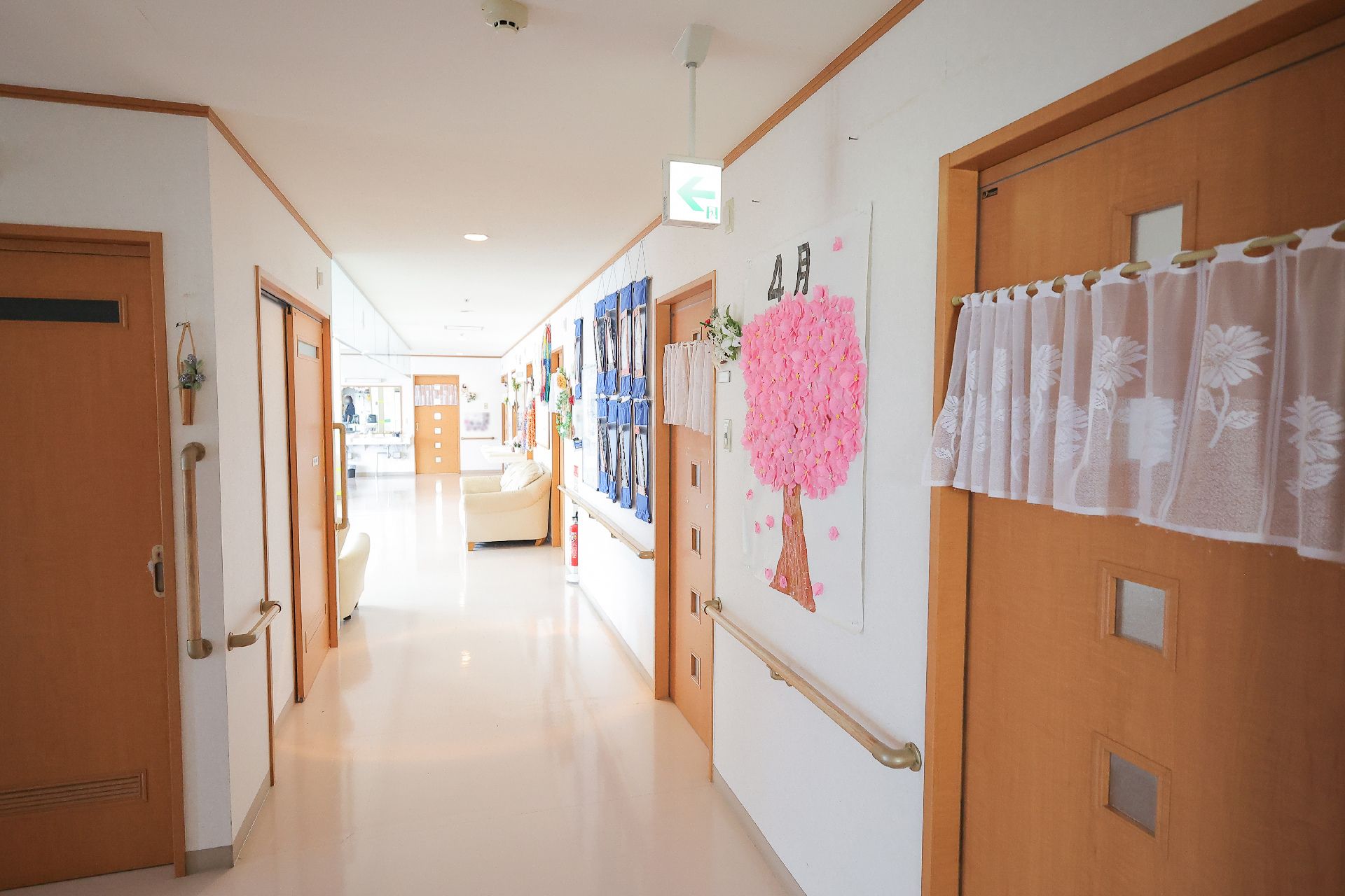 手すりが設置された廊下