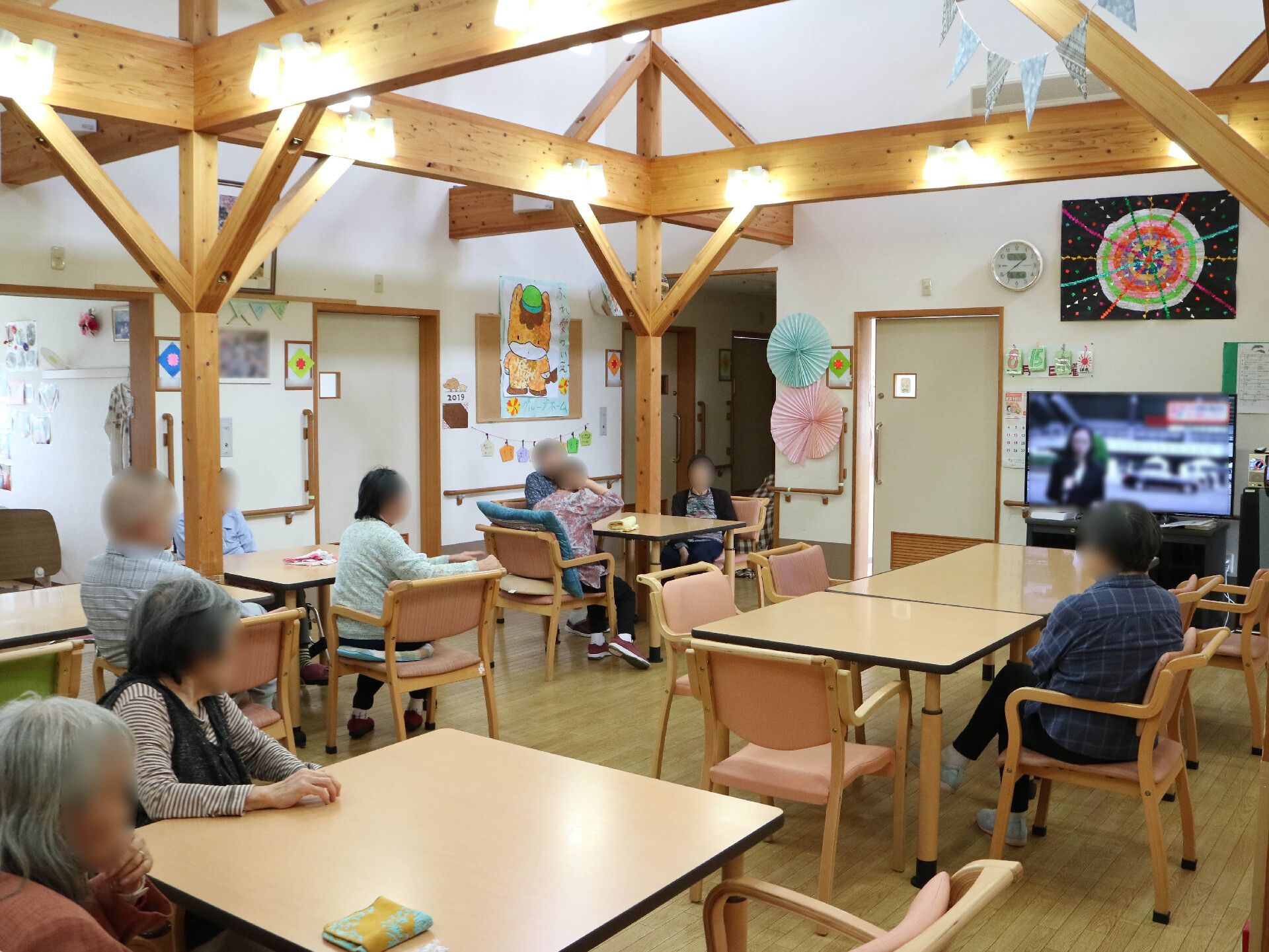壁にたくさんの作品が飾られた、広いダイニングルーム