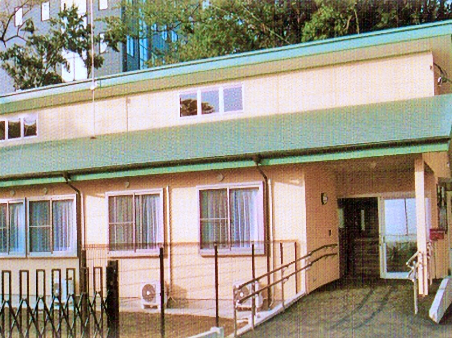 明るい入り口の建物