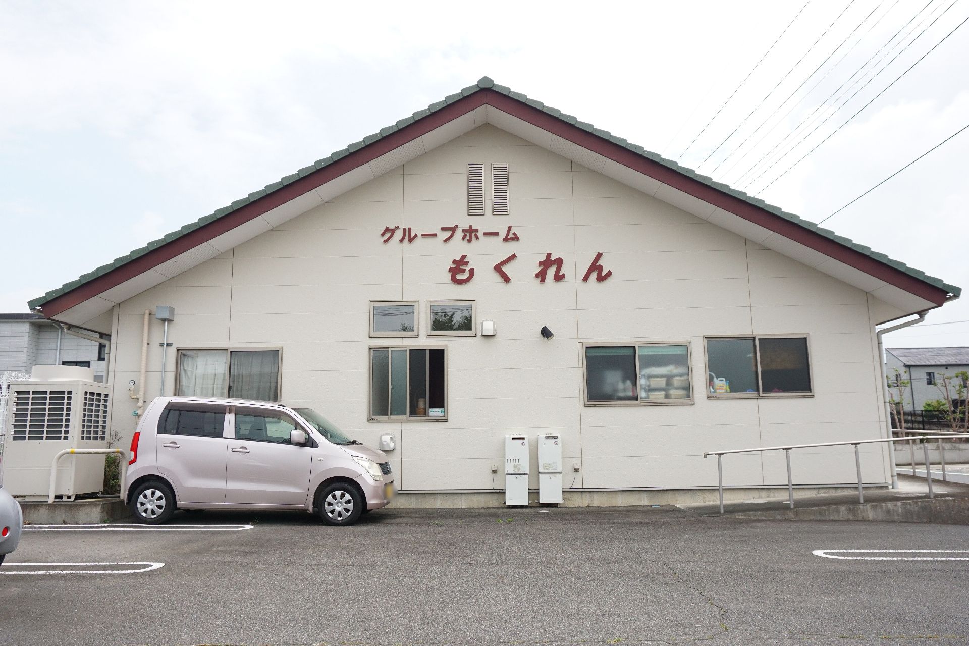 和風の建築様式で高齢者が親しみを持ちやすい施設の外観