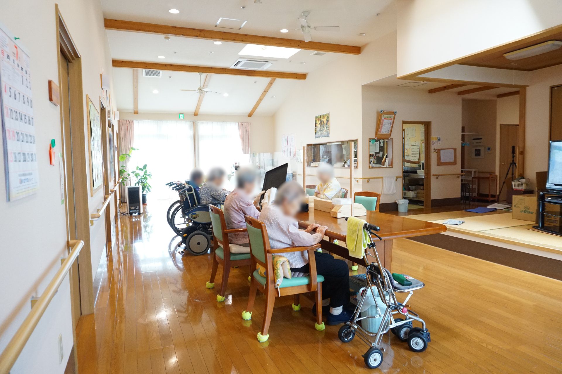リビングで入居者が横一列に並んでテレビを楽しんで射る様子