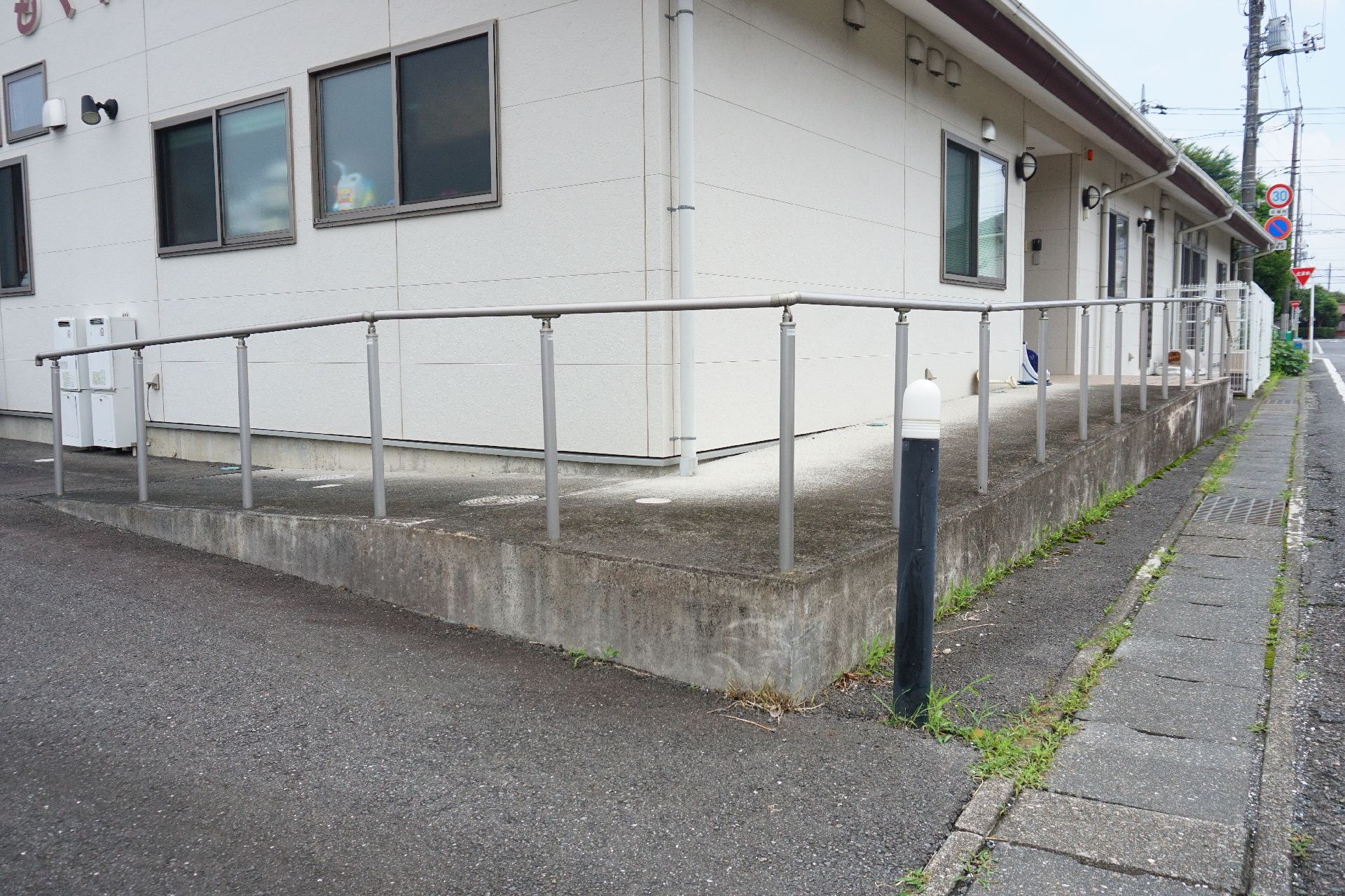 道路に面した場所に立地し、敷地までスロープが設けられている周辺環境