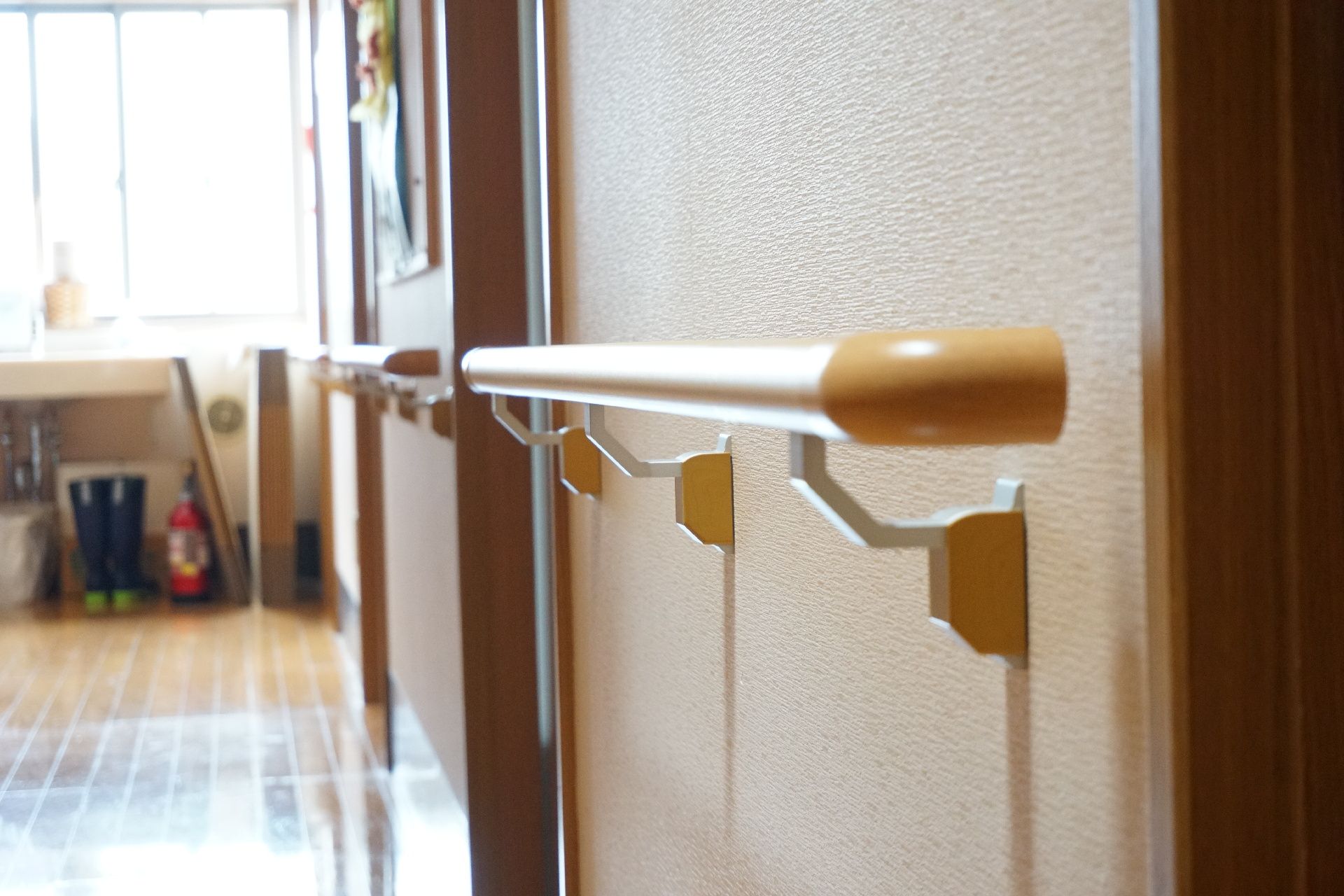 バリアフリー化され、大きな手すりが取り付けられている廊下