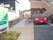 駐車場からエントランスに続くスロープを写した写真。施設の設備