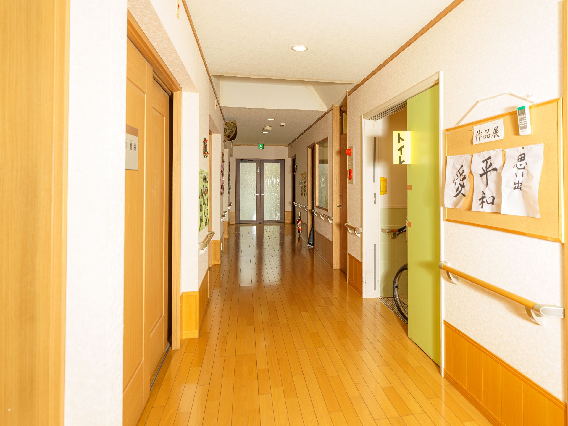 手すりが取り付けられ、段差ができる限り解消されている廊下