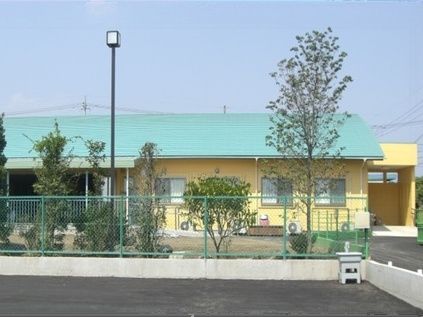 明るい外観の建物