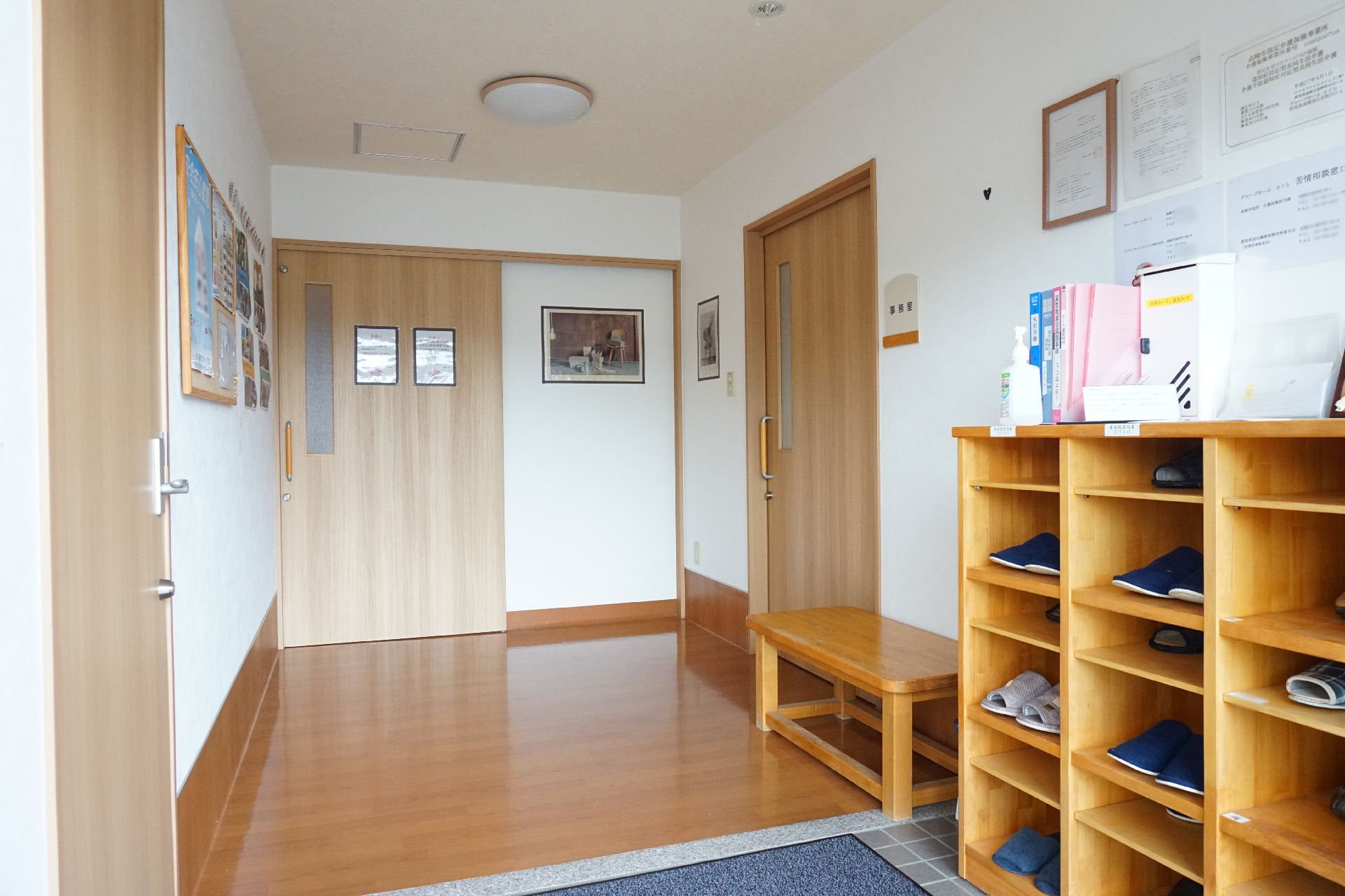 段差がすべて解消され、入居者用の下駄箱が設置されている玄関