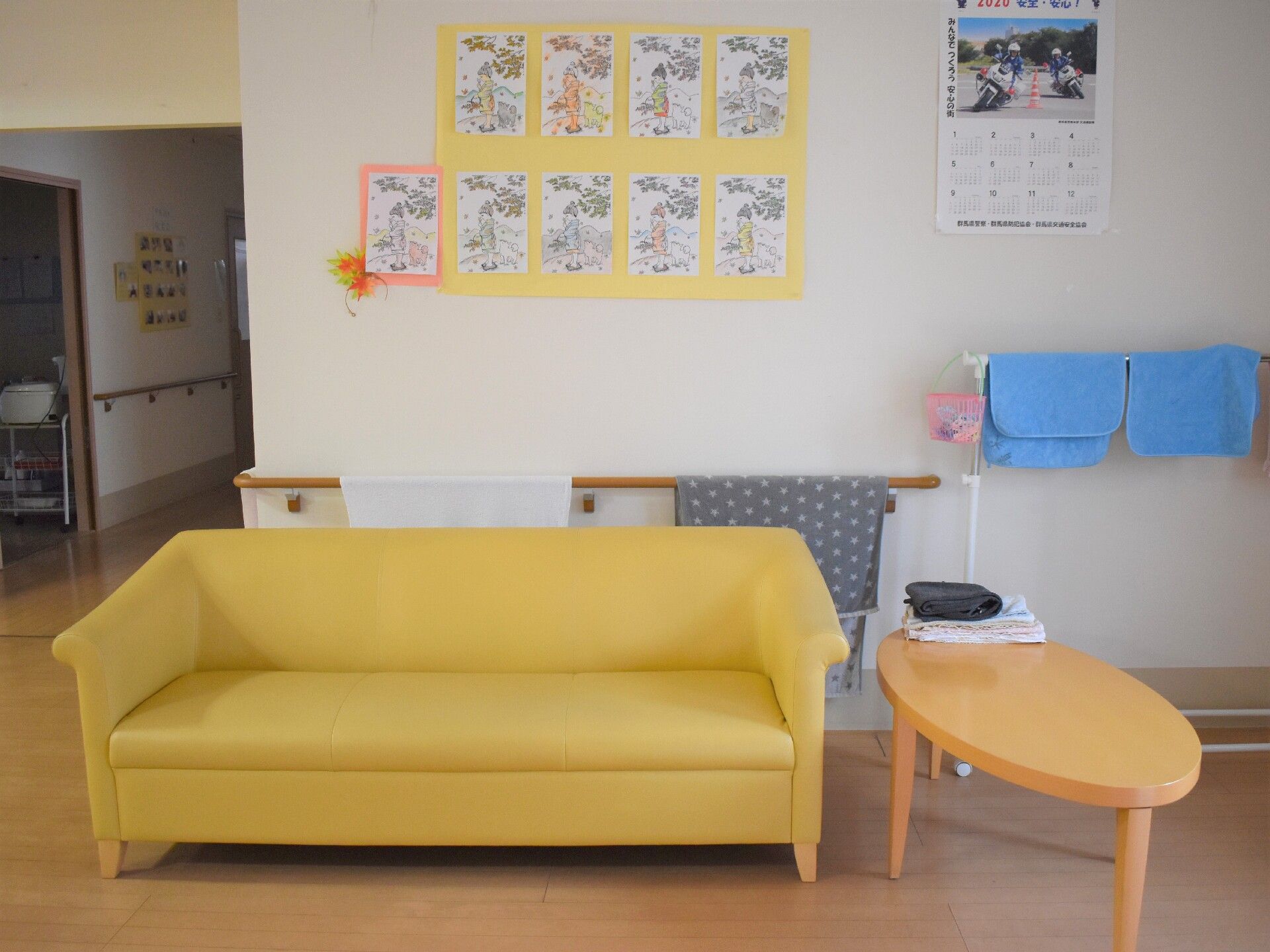 三角屋根が付いた平屋建ての建物。白い壁でホーム名も書かれている。建物の周辺には白いフェンスも建っている。
