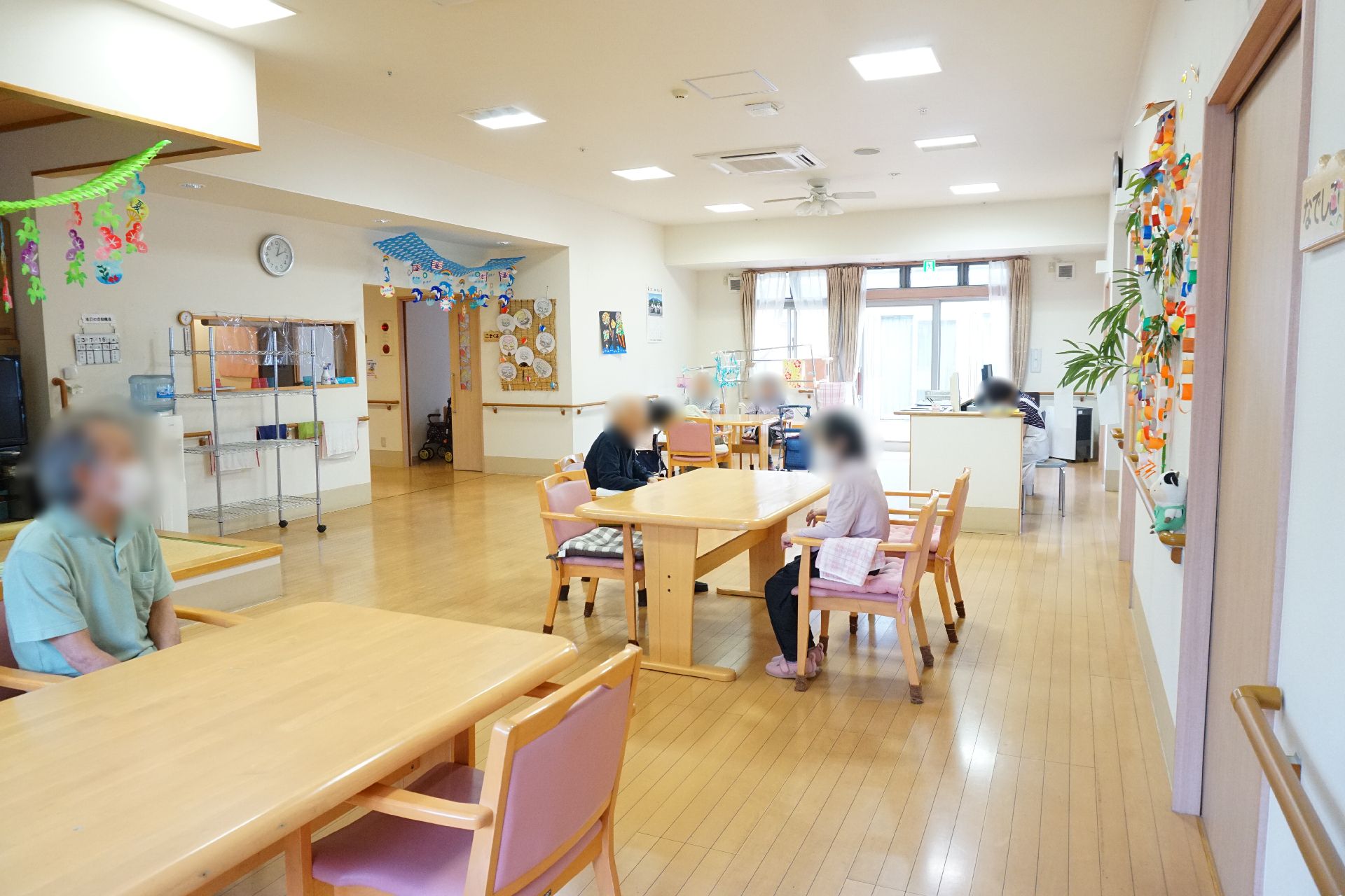面積が広く、テーブルが間隔を空けて設置されているリビング