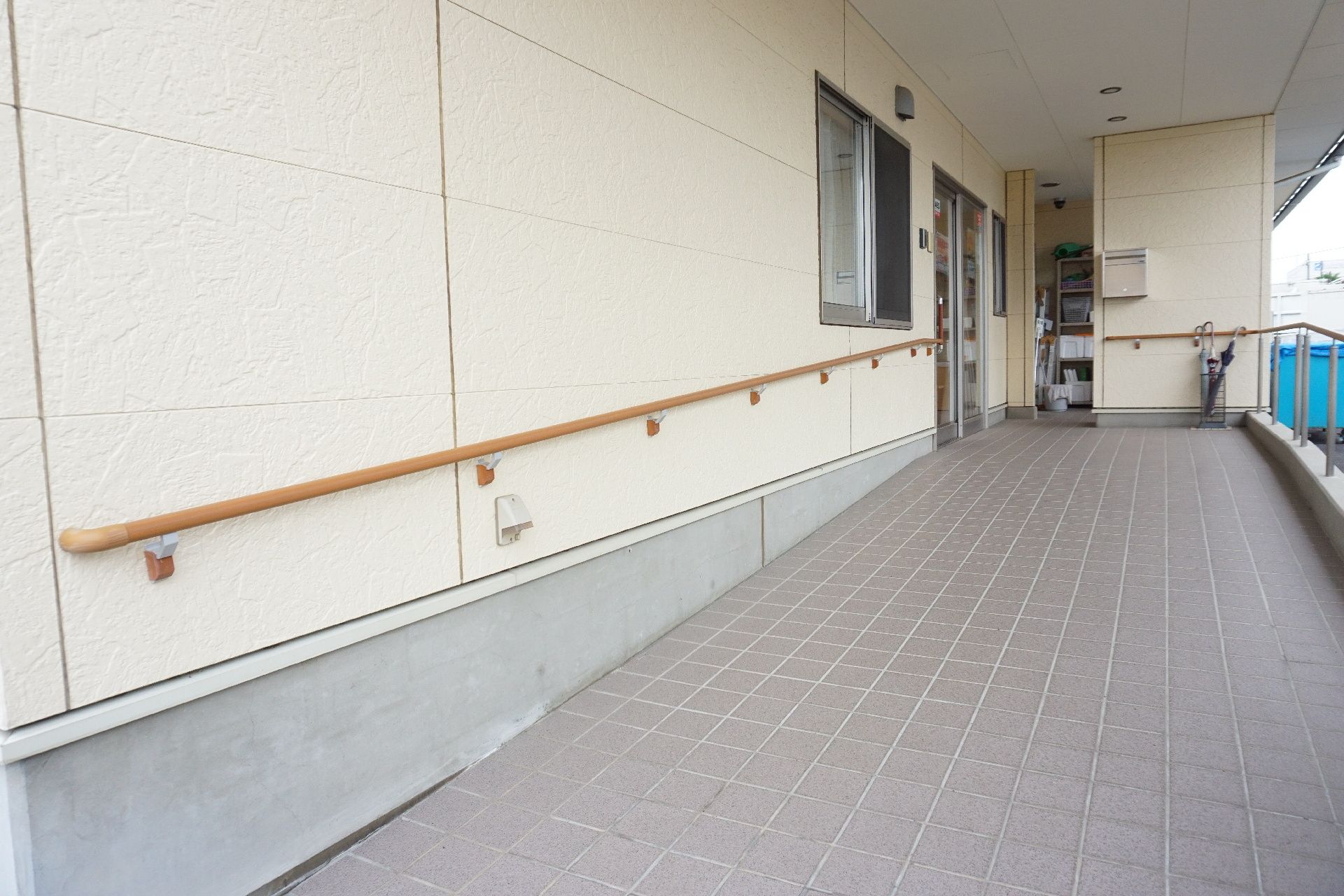 バリアフリー化され、手すりとスロープが設置されている玄関