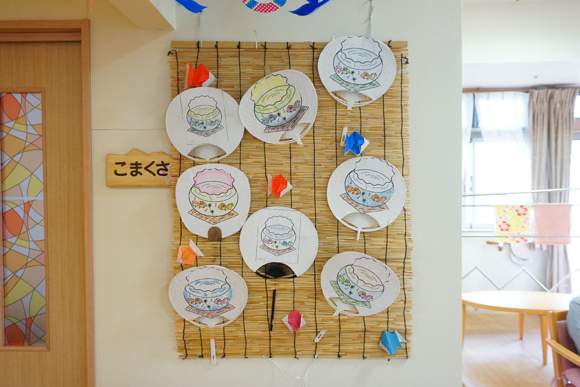 入居者がレクリエーションの時間に作成した塗り絵の展示物