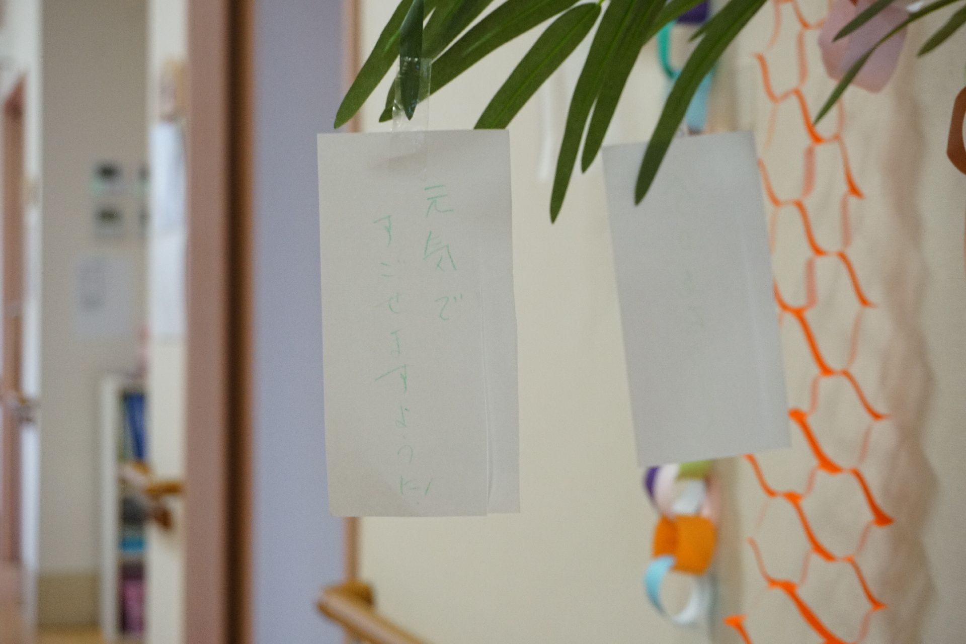 7月に合わせて設置された、七夕の飾りと入居者が書いた短冊