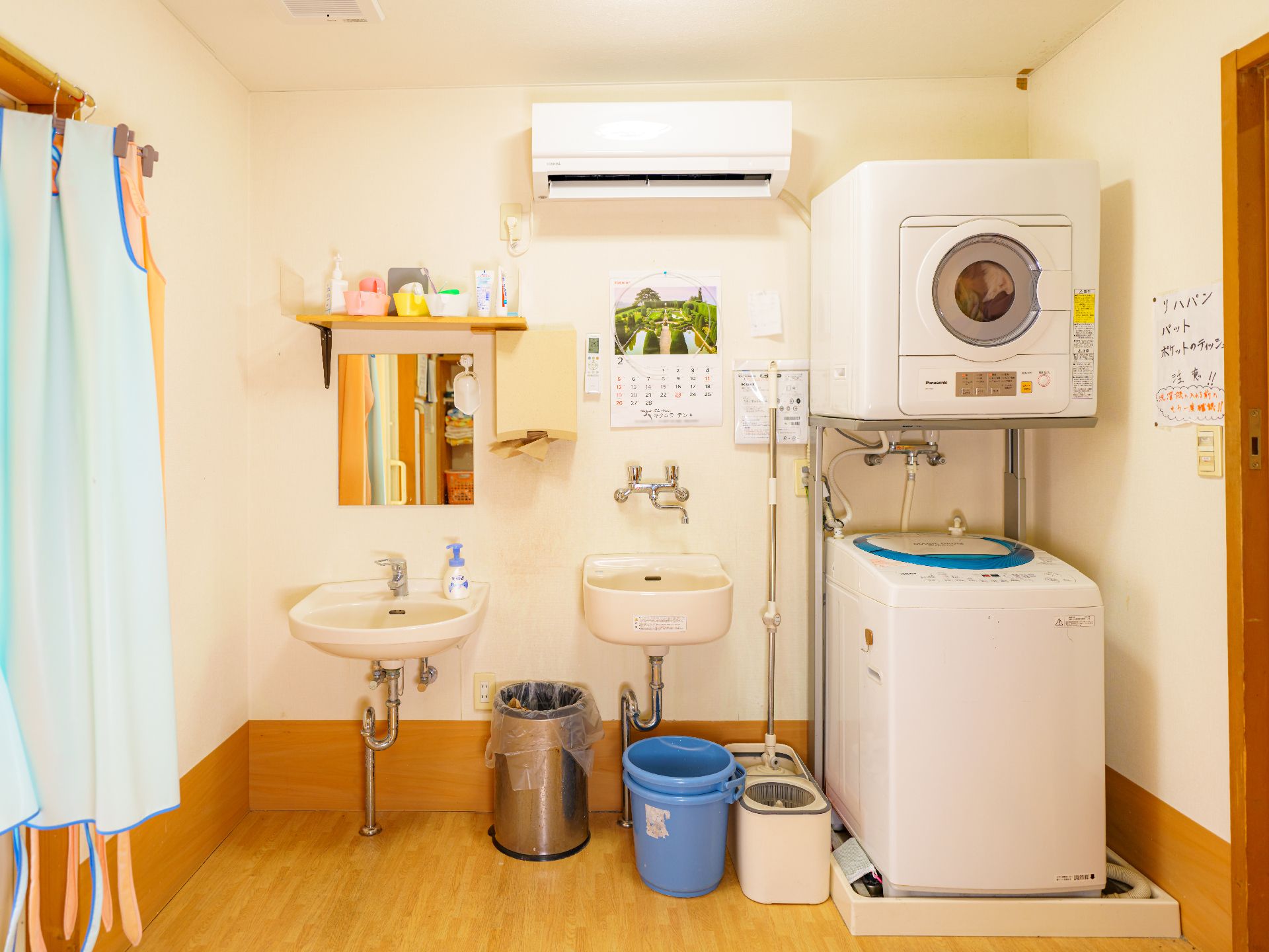 入居者が利用できる洗濯機、乾燥機が置かれているランドリー
