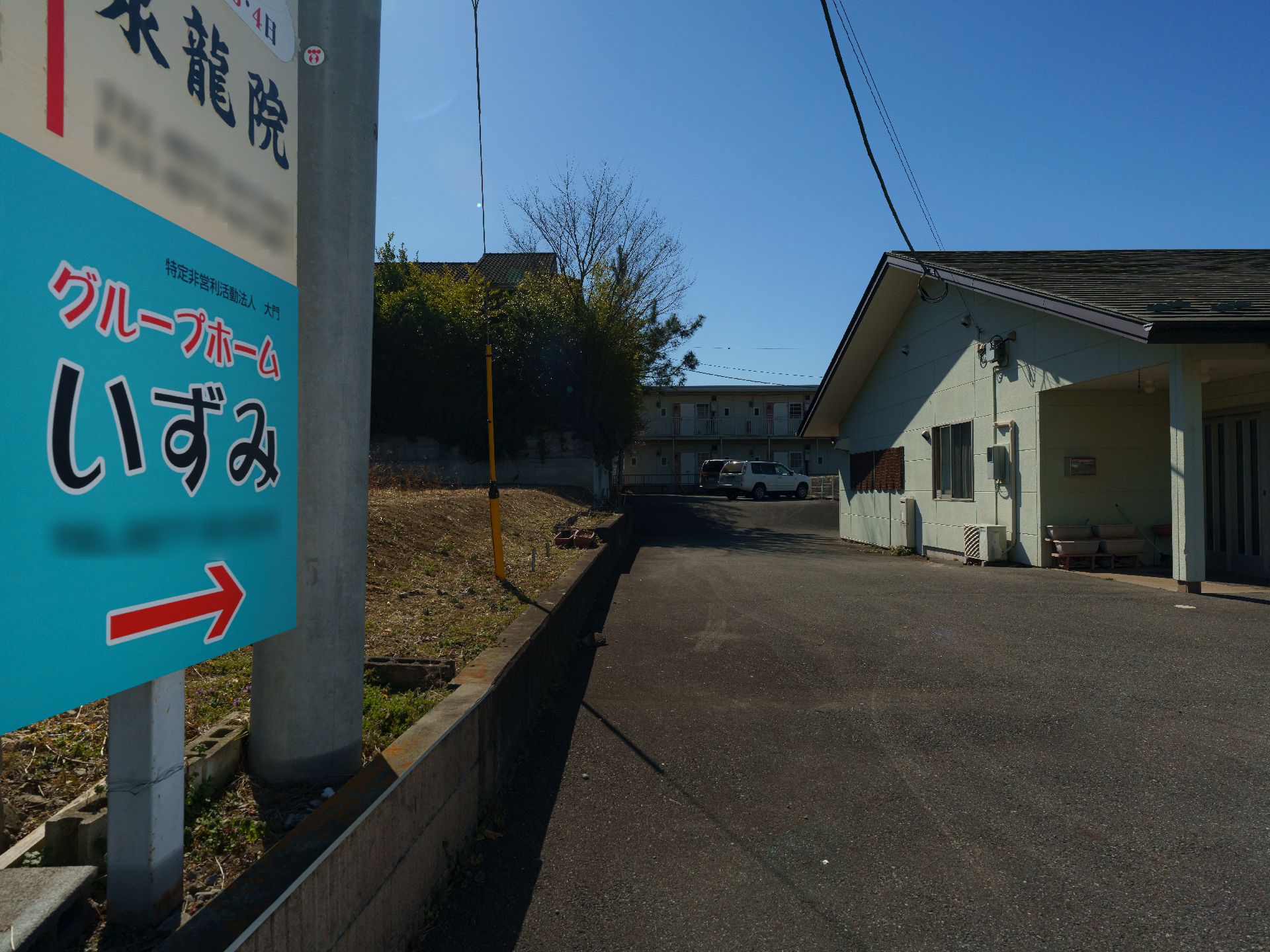 上を見上げる車椅子に乗った高齢女性と女性ヘルパー