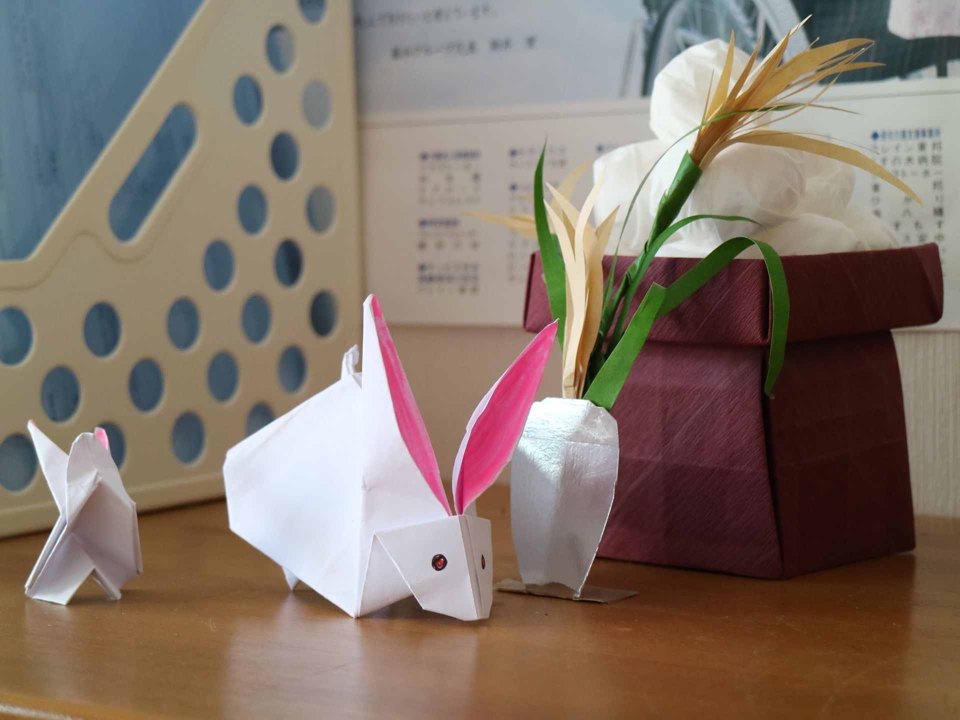 テーブルの上にお月見のインテリアが置かれている。うさぎやすすき、お団子などが紙で作られており、ほのぼのとした雰囲気である。
