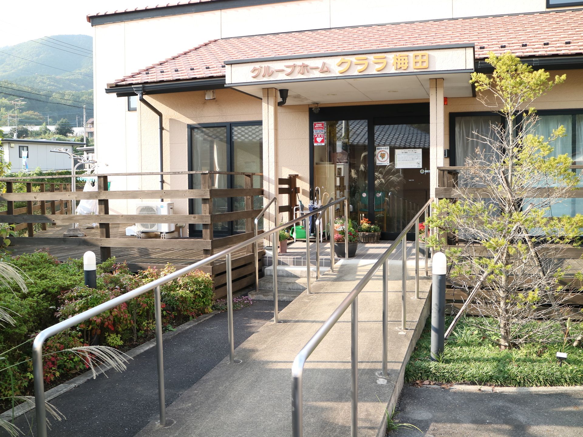 平屋建ての建物の周辺にはウッドデッキがあり、自然が広がっている。