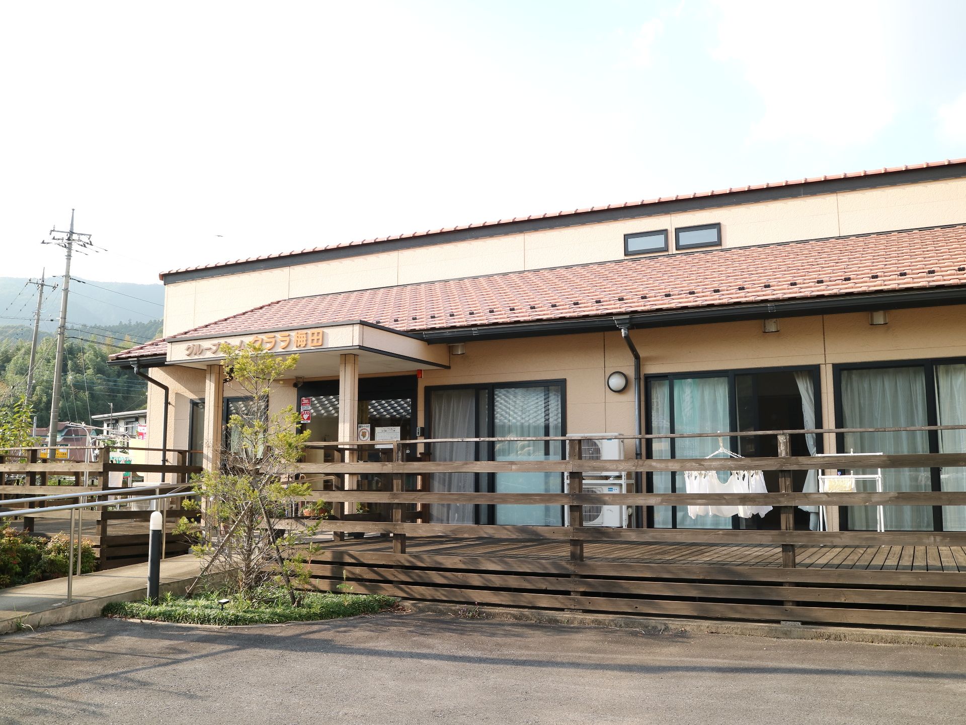 大きな窓が付きアットホームな雰囲気の平屋建ての建物。