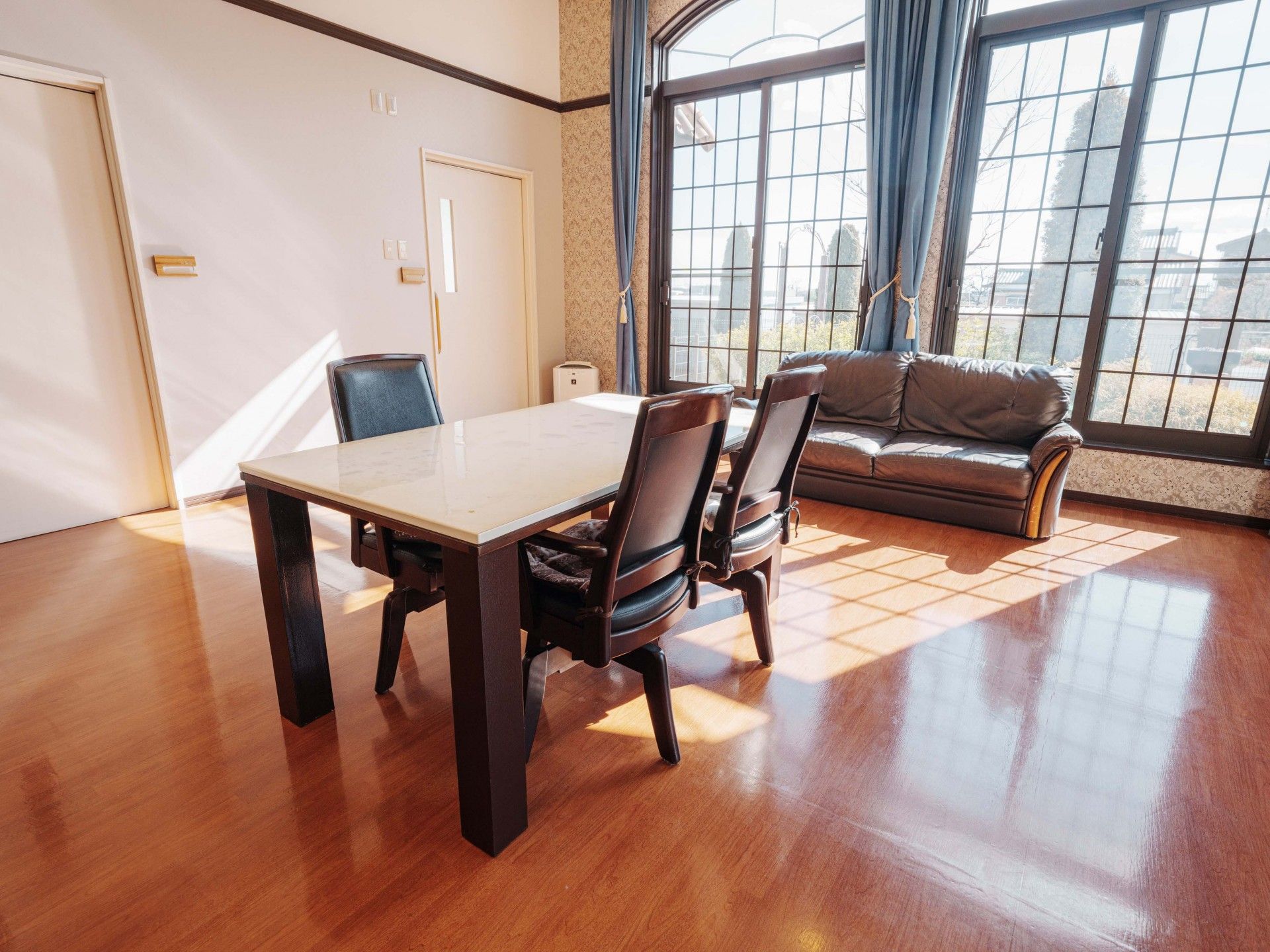 日差しが差し込む部屋