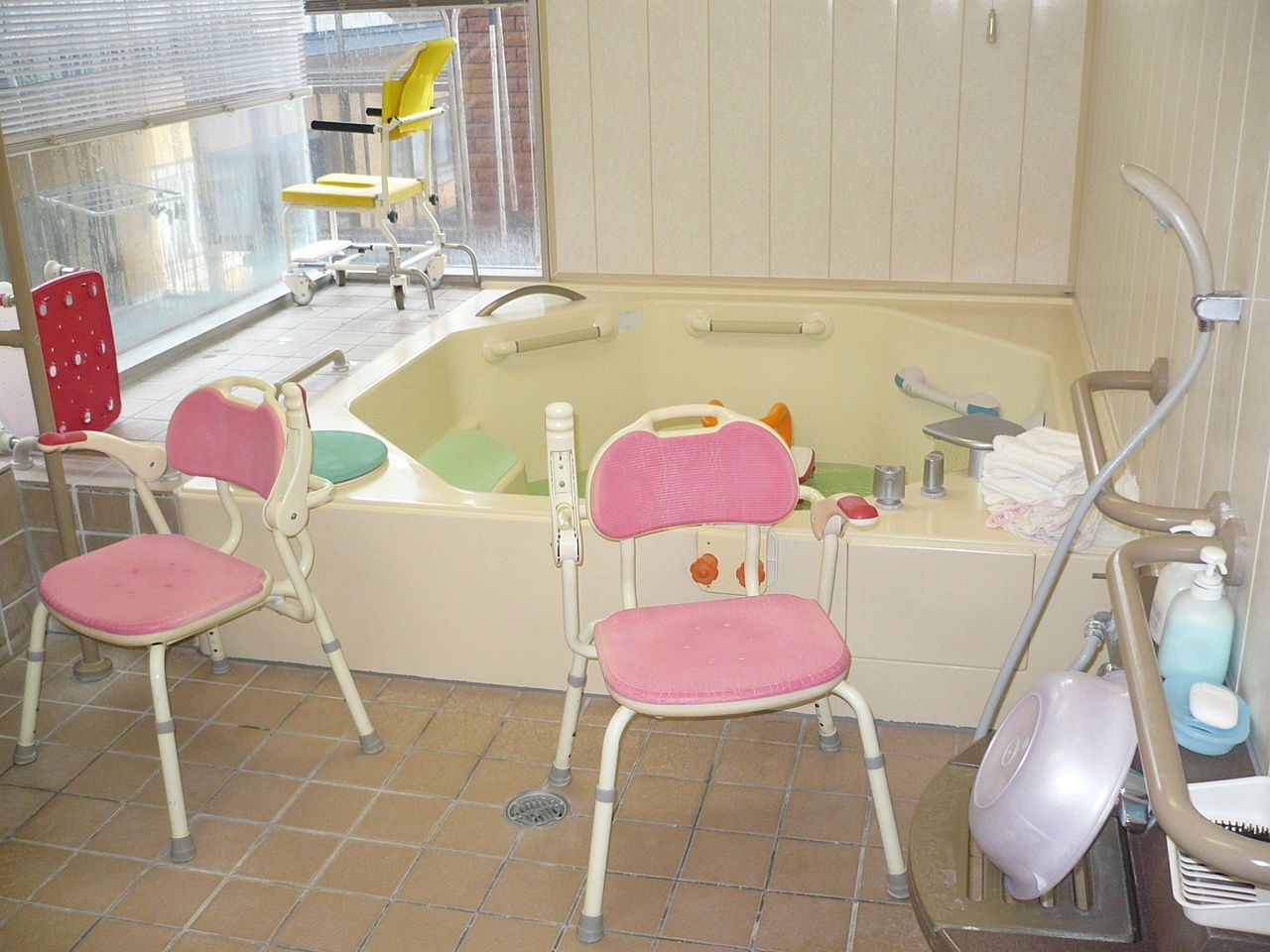 六角形の大きな浴槽が設置された浴室にはシャワーやシャワーチェアもある。