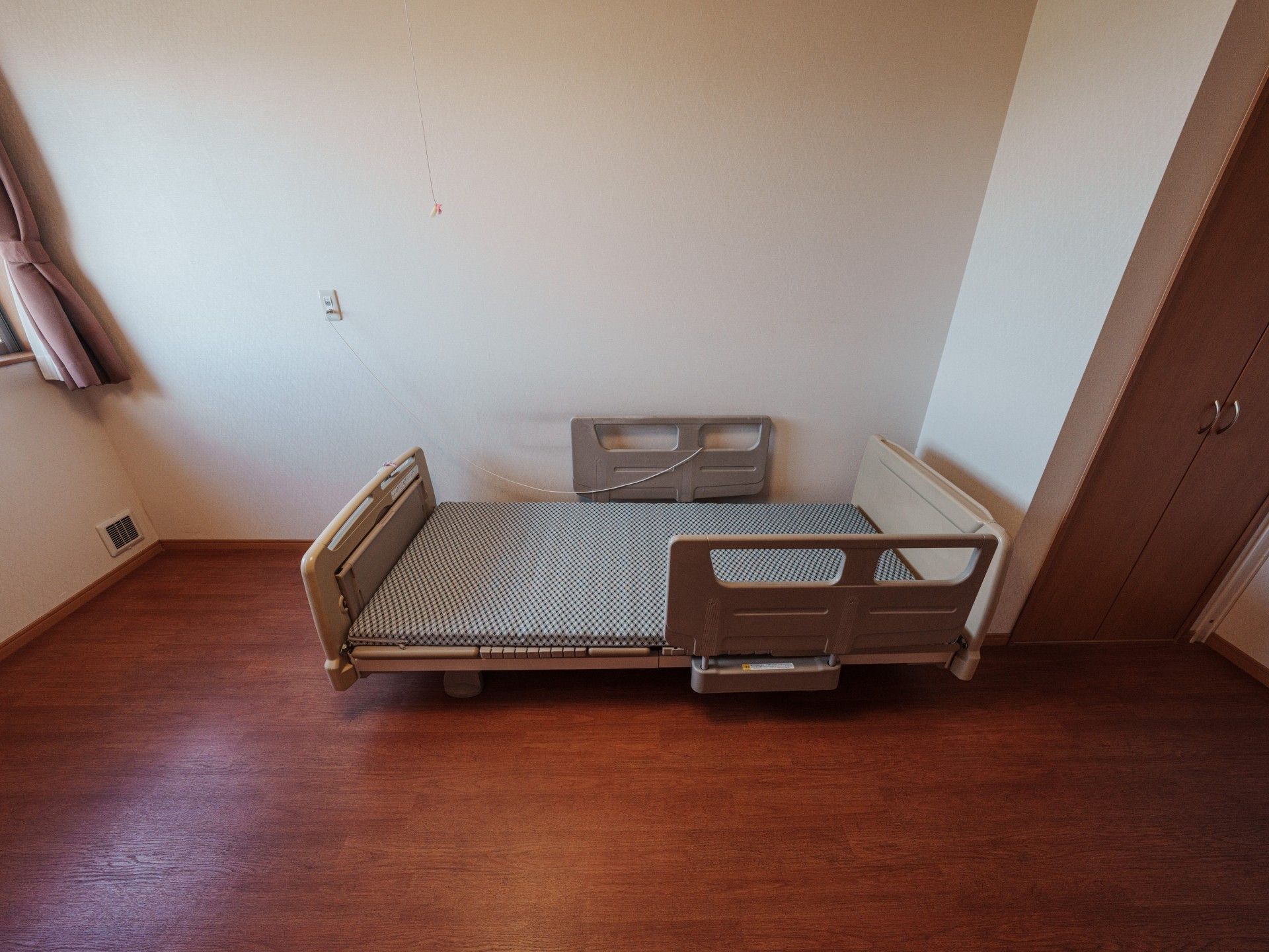 シンプルなベッドの部屋