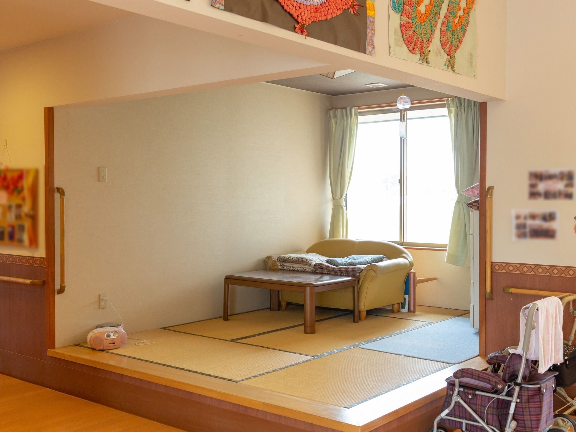 畳の敷かれたコンパクトな広さの空間が用意されている。壁にはつかまり用の棒があるほか、空間内にラジカセ、ソファ、テーブルなどが置かれている。